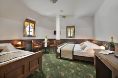 Nábytek je vytvořen kombinací masivního dubu a lamina. Při obložení pokoje jsou použity na topeních děrované plechy Tahokov.